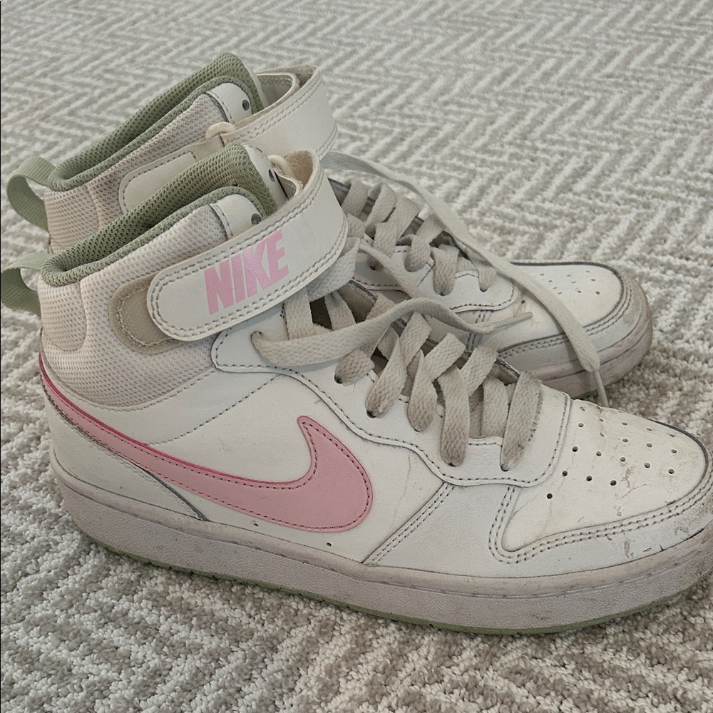 Nike Kids Sneakers in White and Pink